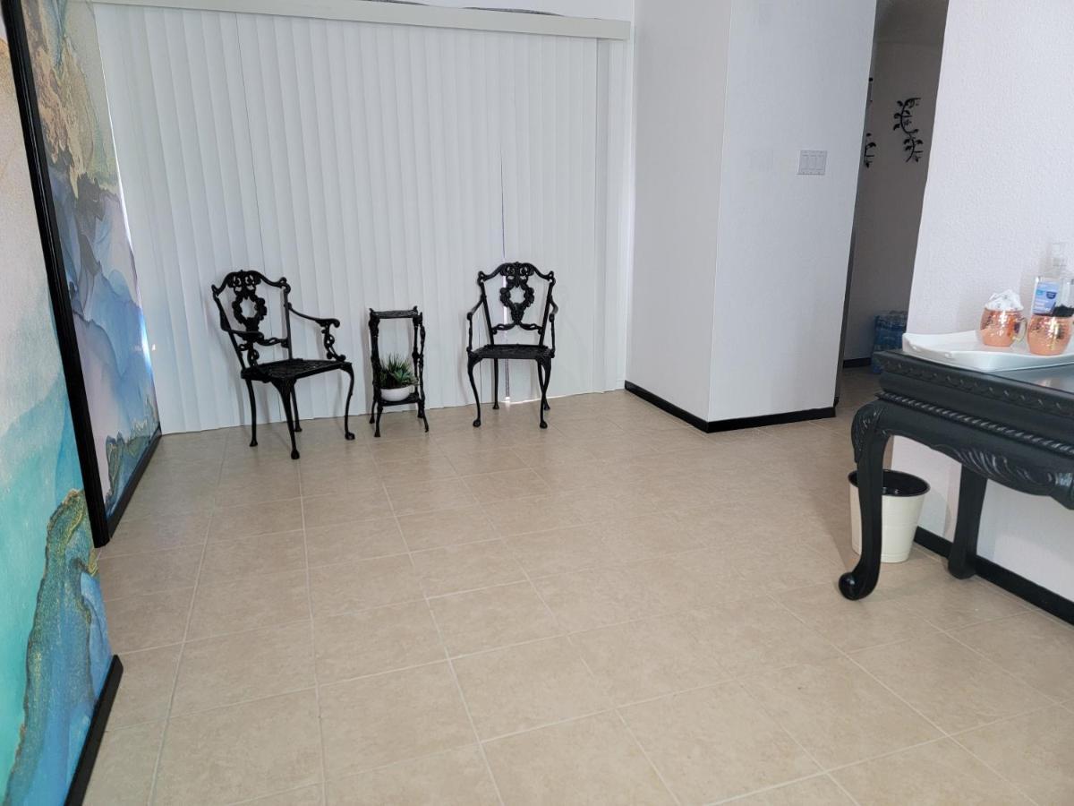 Orangewood & 51Ave Homestay - Not A Hotel เกล็นเดล ภายนอก รูปภาพ